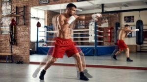 打 Shadow Boxing (空擊) 覺得好尷尬似亂揮？前香港奧運拳擊代表為你拆解空擊訓練嘅 3 大隱藏好處！由拳擊步法、假想敵到防守反擊，一文教你點樣打出頂級拳手嘅 Ring IQ，附 9 分鐘實戰訓練菜單！