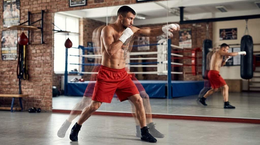 打 Shadow Boxing (空擊) 覺得好尷尬似亂揮？前香港奧運拳擊代表為你拆解空擊訓練嘅 3 大隱藏好處！由拳擊步法、假想敵到防守反擊，一文教你點樣打出頂級拳手嘅 Ring IQ，附 9 分鐘實戰訓練菜單！